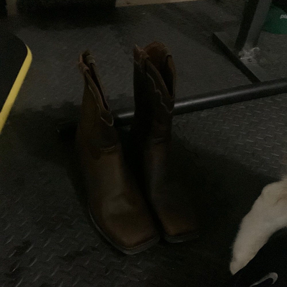 Mens square toe cowboy boots. Justin’s. Never worn.